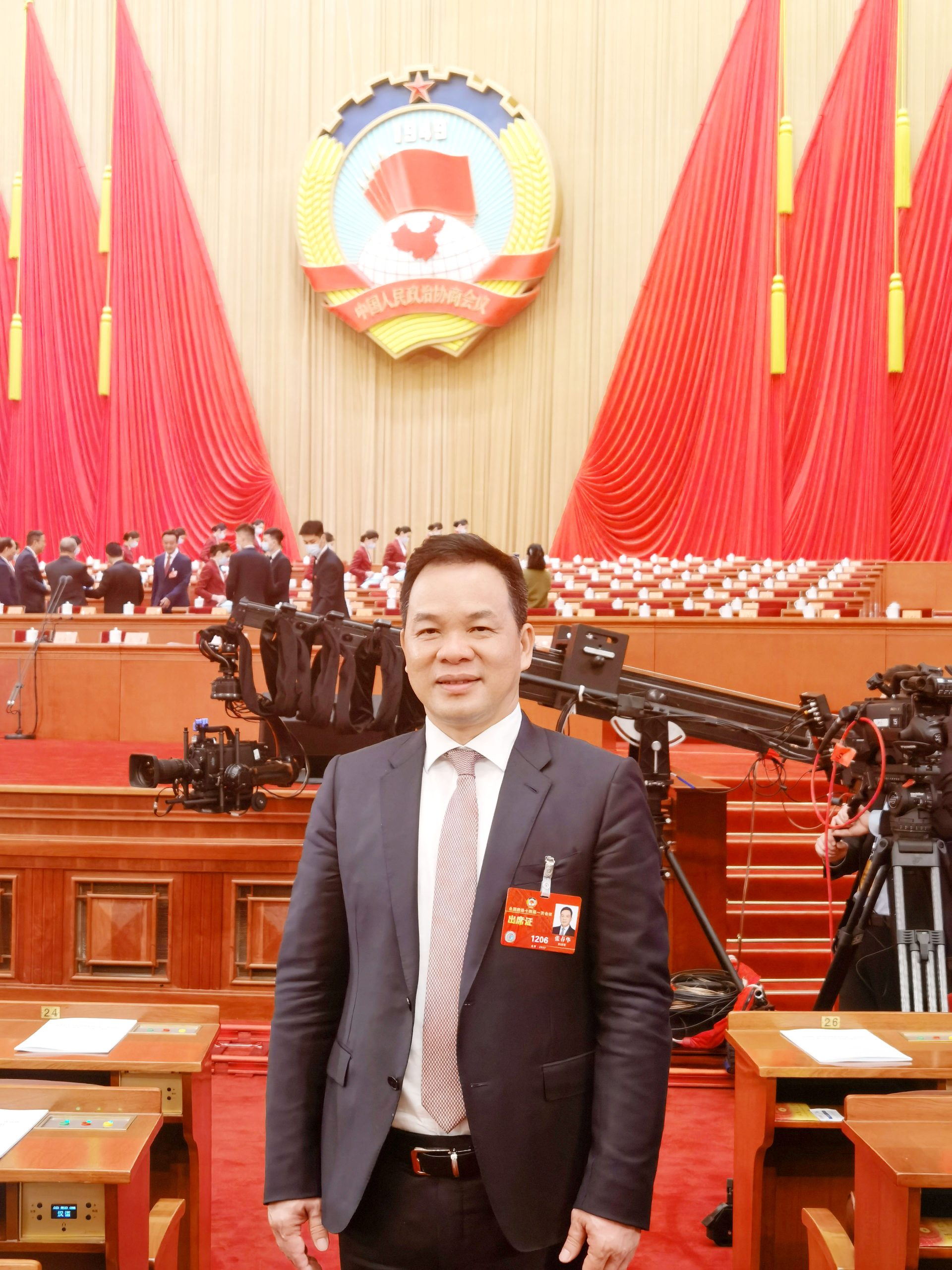 天下政协委员张春华：充分验展生产性效劳平台赋能作用起劲增进工业链高质量生长 - 朗华要闻 - 深圳市朗华供应链效劳有限公司